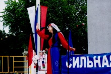 С российским флагом "Марлена Мош - СИЛЬНАЯ"