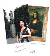 Марлена Мош рядом с картиной «Мона Лиза»